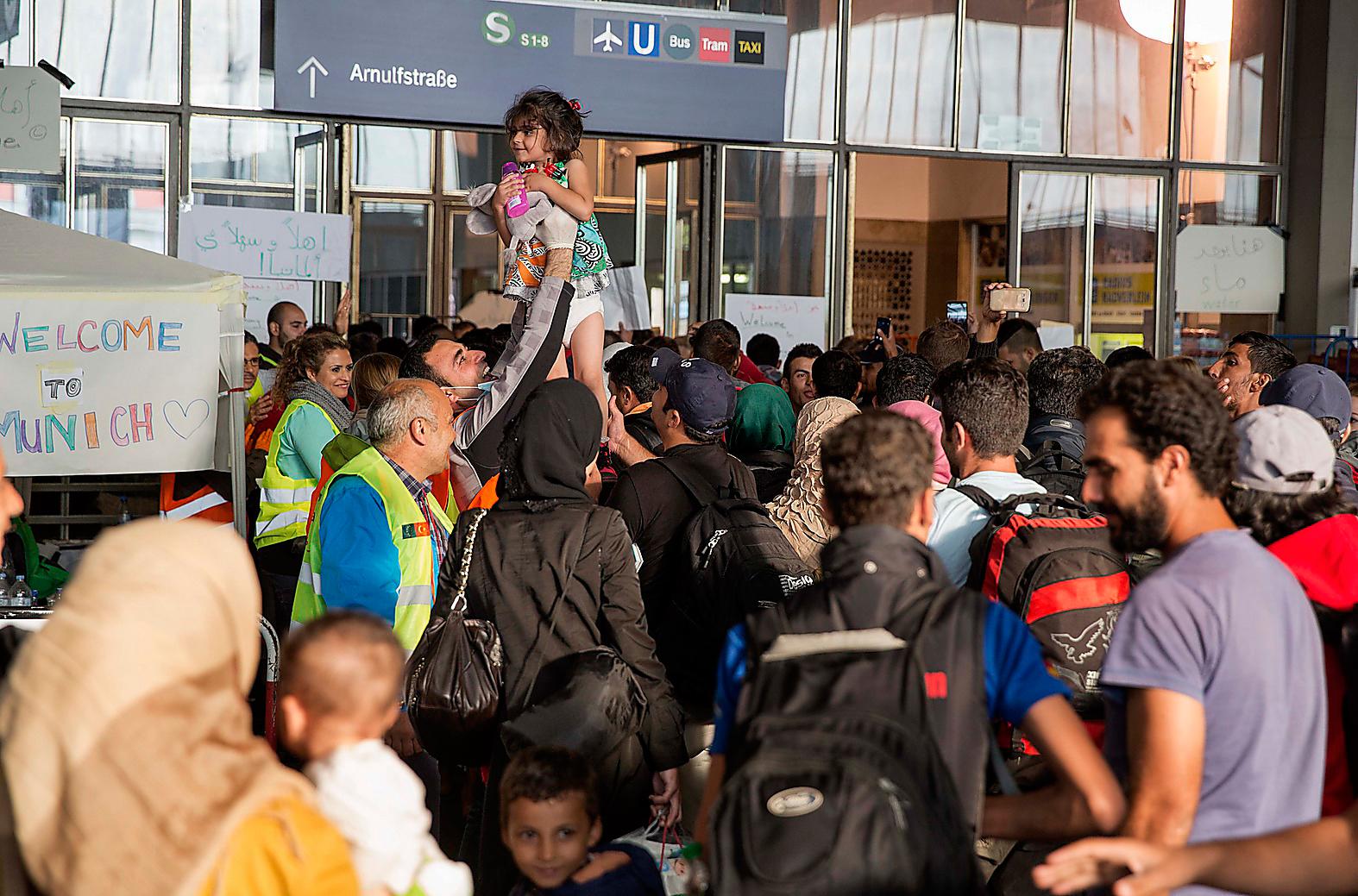 Familjer återförenades när syriska flyktingar anlände till München från Ungern.