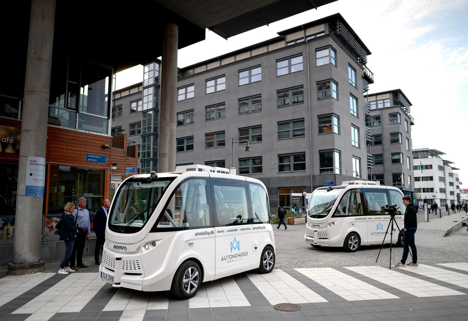 Självkörande minibussar visas av det statliga forskningsinstitutet Rise på Lindholmen i Göteborg.