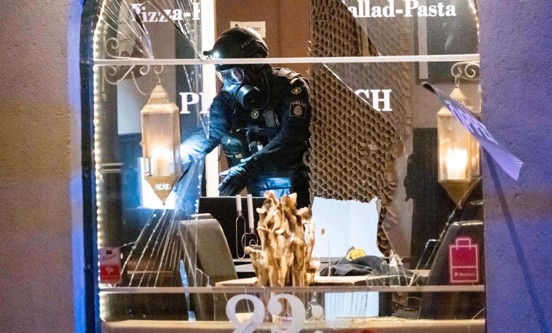 Polis undersöker pizzerian i Malmö efter explosionen.