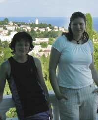 Nikolaj Pachev,15, och Anna Pachev, 17, från Huddinge. – Vi har varit här flera gånger tidigare med våra föräldrar. Vi bor privat i en villa med utsikt över Jalta-bukten. Det är vackert här på Krim och det mesta är mycket billigare än hemma.
