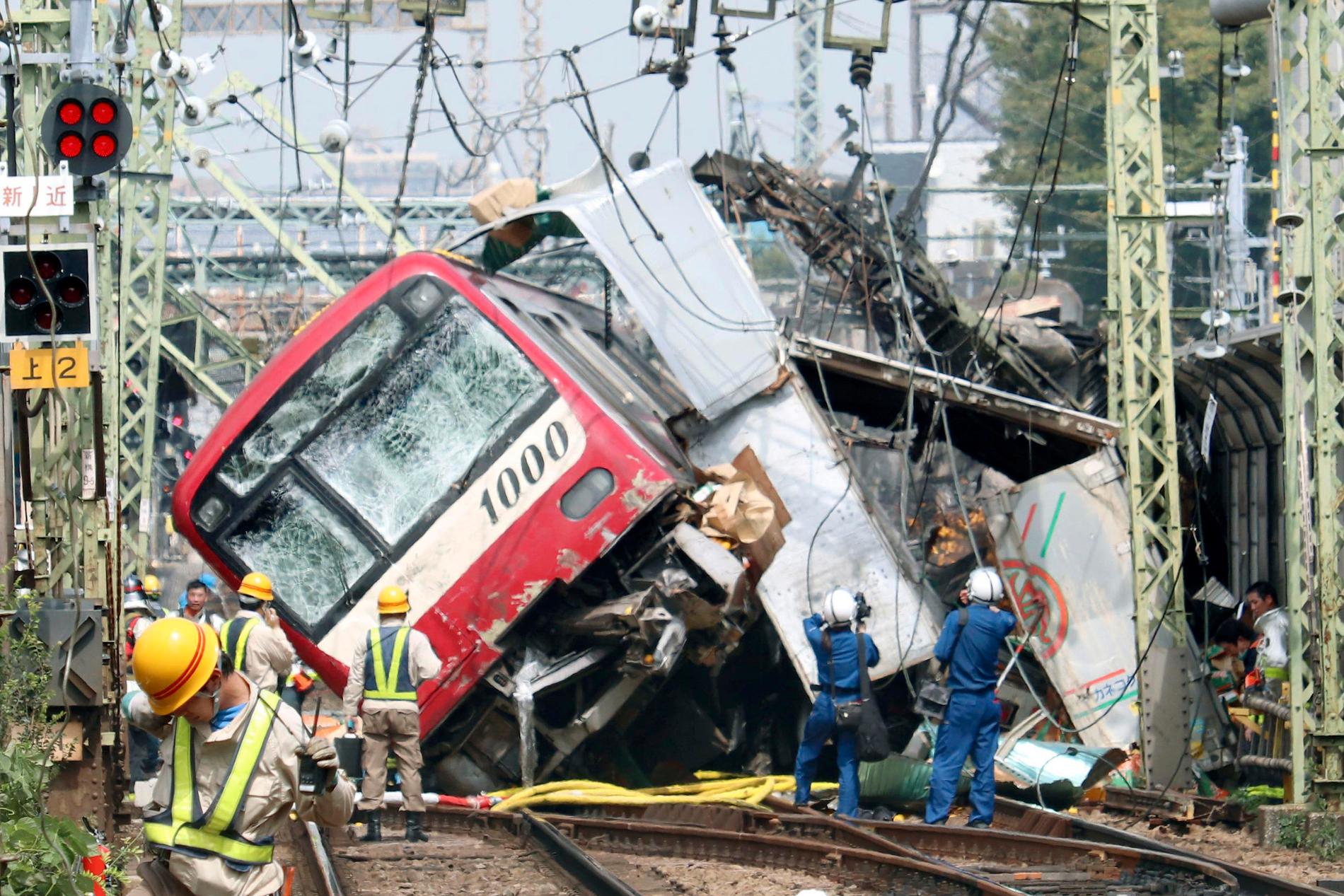 Tåget spårade ur efter att ha krockat med en lastbil i Yokohama, nära Tokyo i Japan.