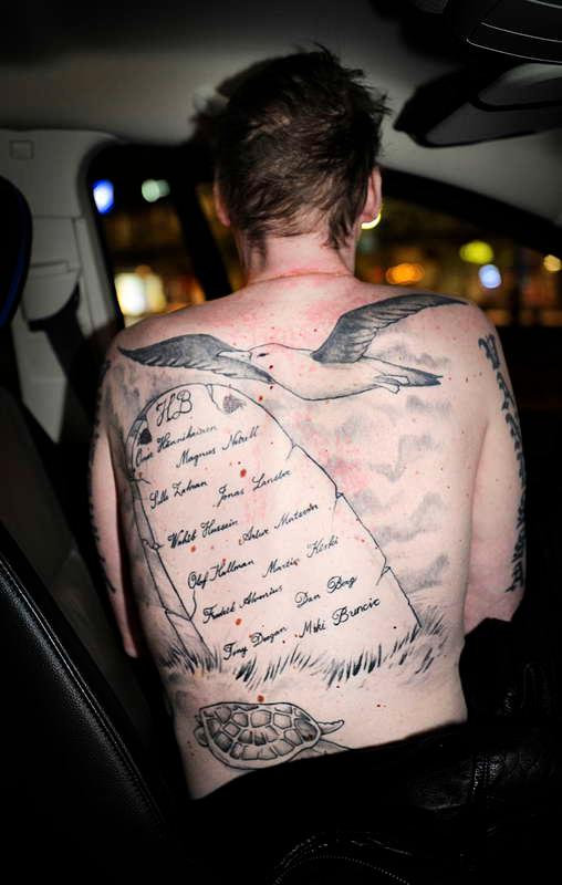 15 namn  Roger Oskarsson har tatuerat in namnen på sina barndomsvänner som avlidit. Hittills har det blivit 15 stycken, men nu tvingas han tatuera in ännu ett namn – i veckan avled småbarnspappan Peter.