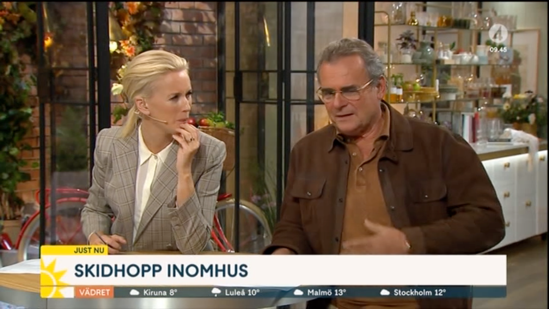 ”Oj, jäklar”. Jenny Strömstedt och Steffo Törnquist kan bara chockat se på från tv-studion när kollegan skadat sig.