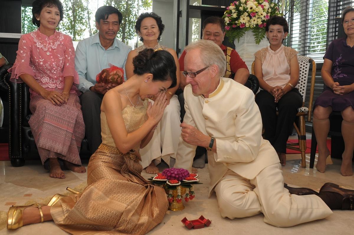 ”VÄLDIGT LYCKLIGA” I slutet av november i år sa Björn Tarras-Wahlberg, 68, och Panchanok Phatheethin, 41, ja till varandra. Nio munkar vigde dem i en buddhistisk ceremoni på ett hotell i Bangkok.