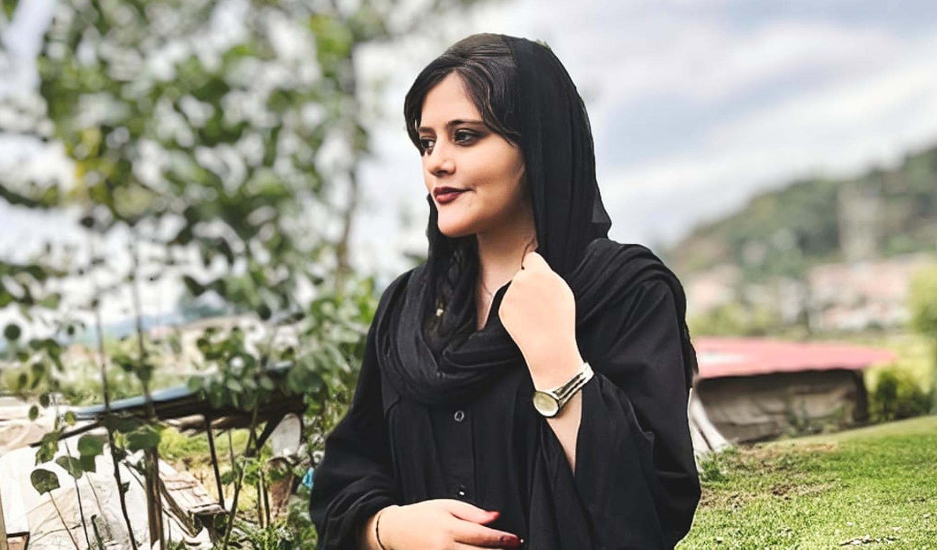 Mahsa Amini, 22, arresterades av den iranska ”sedlighetpolisen” i Teheran  den 16 september. Brottet hon anklagades för var att bära sin hijab (slöja) på fel sätt. Sedlighetspolisen är en speciell polisenhet som ser till att kvinnor följer den iranska prästdiktaturens strikta klädregler. Mahsa Amini fördes först till till Vozaras interneringscenter. Hon dog senare på sjukhus. Amini kom från Sanandaj i västra Iran, hon var på besök i Teheran med sin familj när hon greps.