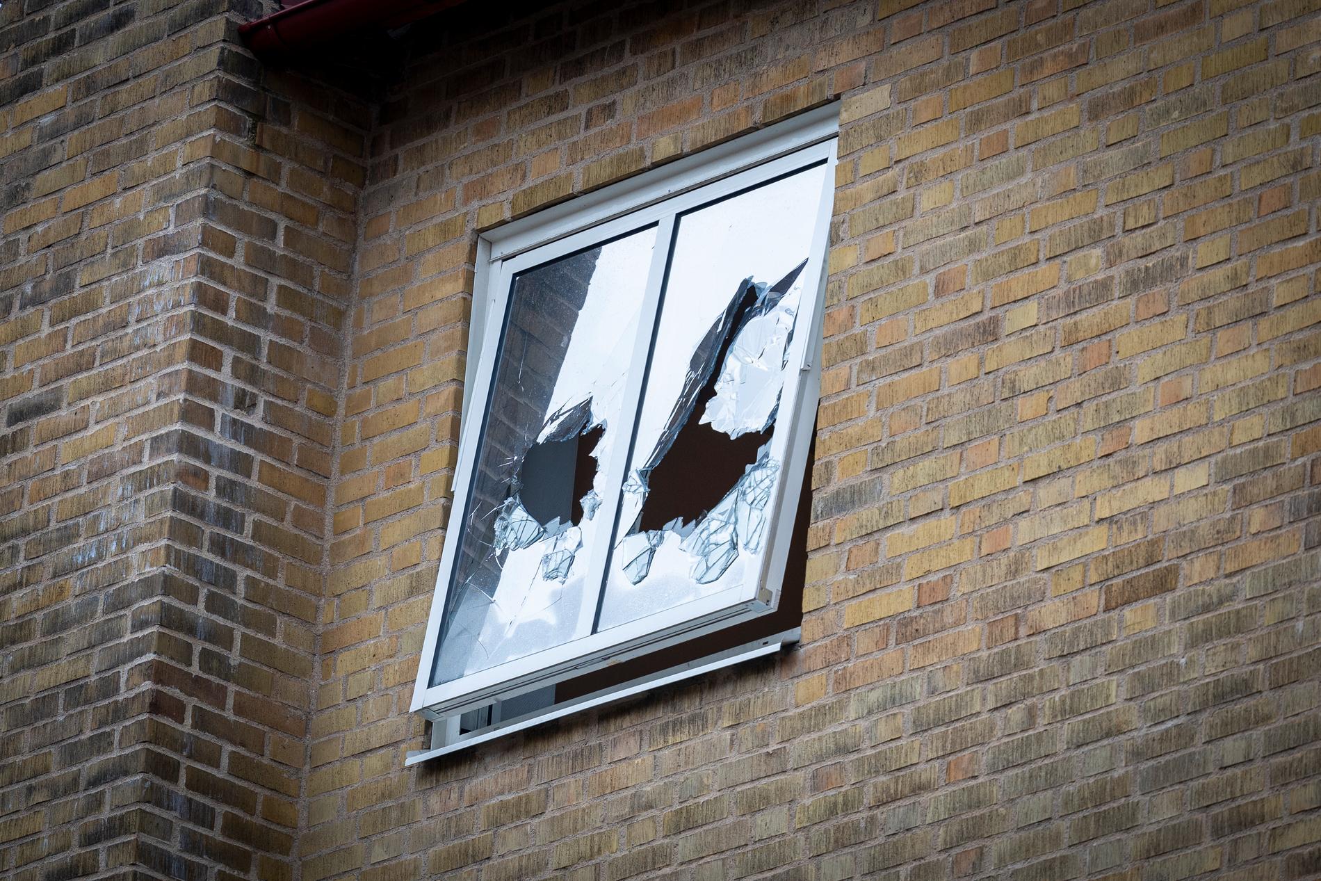 Krossade fönsterrutor dagen efter skjutningen på härbärget. 