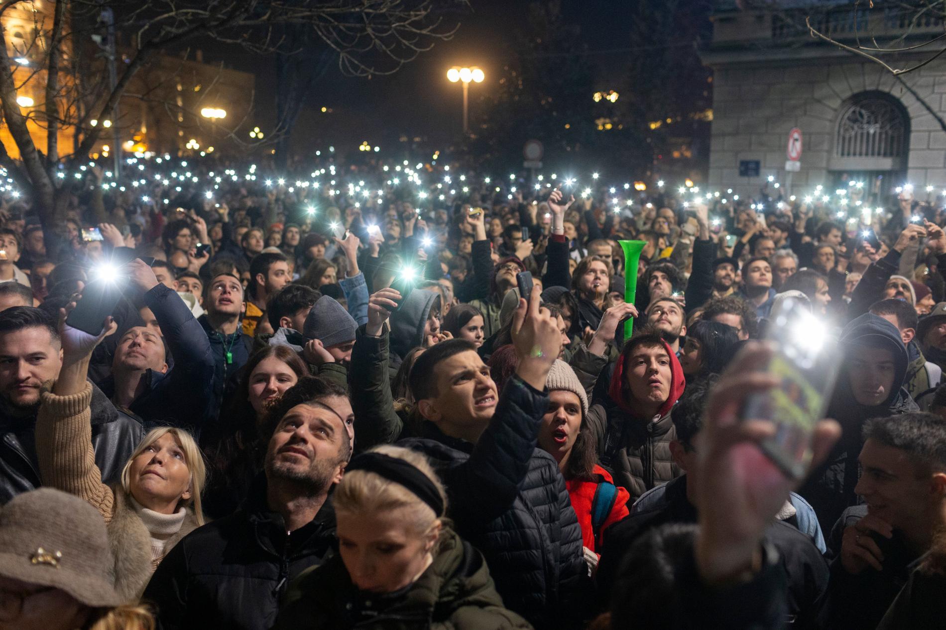 Stora demonstrationer i Belgrad efter valresultatet.