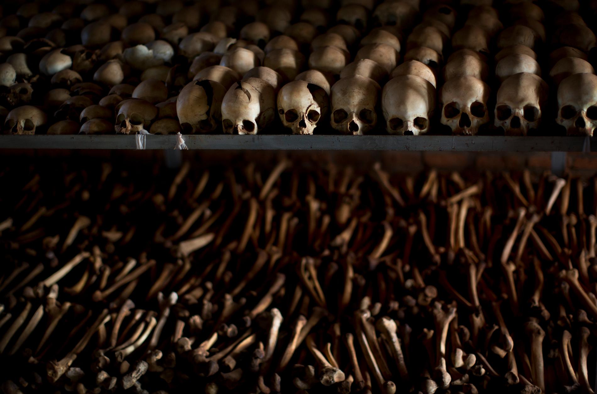 Kvarlevor från några av de uppskattningsvis 800 000 människor som mördades. Arkivbild.