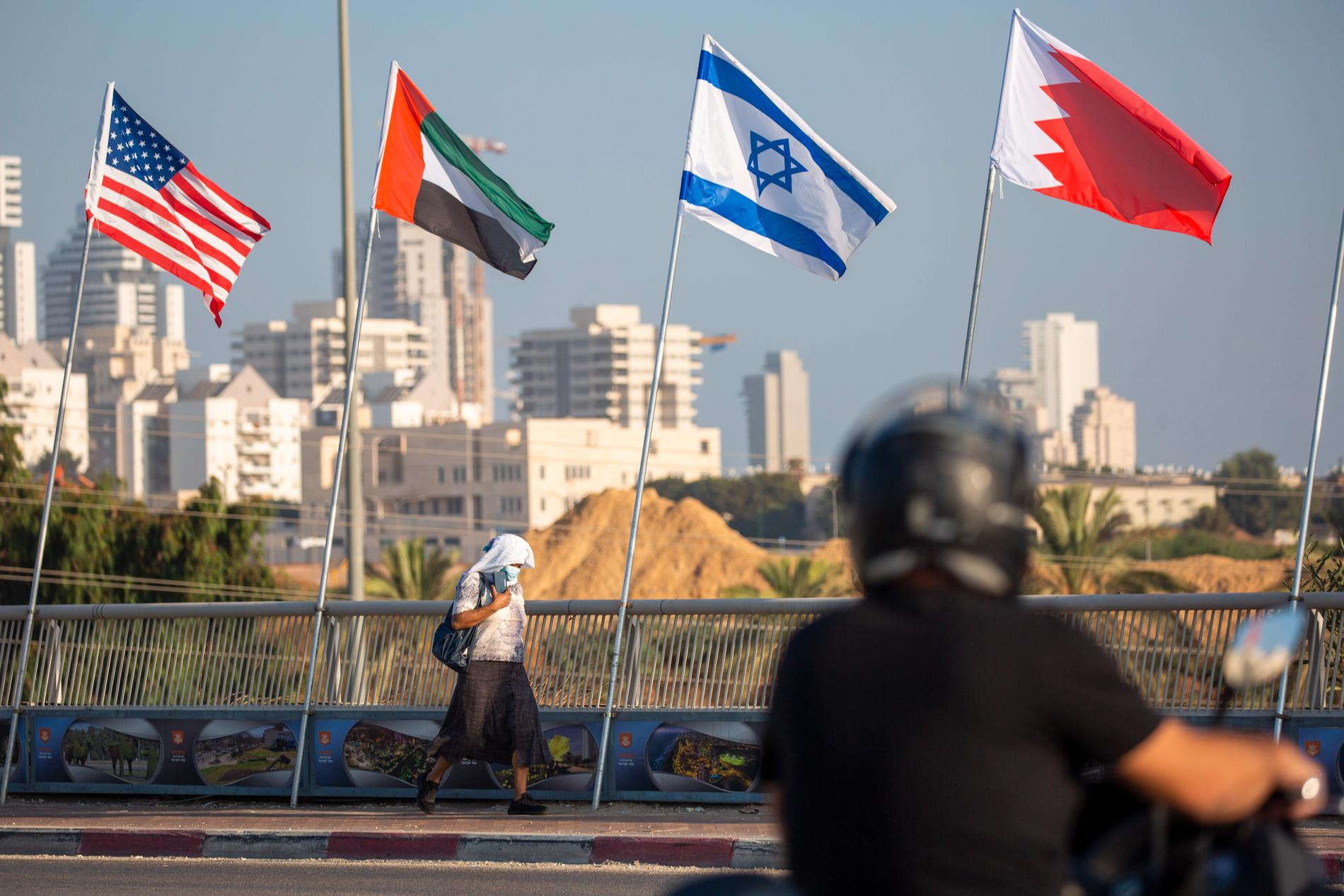 De amerikanska, emiratiska, israeliska och bahrainska flaggorna vajar i Israel inför den historiska fredsceremonin i Vita huset i USA.