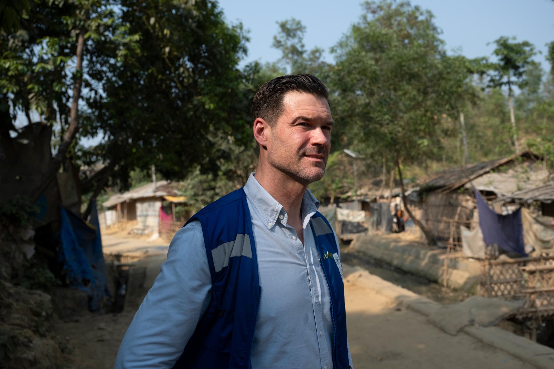 Bistånds- och utrikeshandelsminister Johan Forssell i flyktinglägret Cox's Bazar i sydöstra Bangladesh. Lägret som är världens största med uppemot en miljon människor består till största delen av rohingyer som flytt Burma.