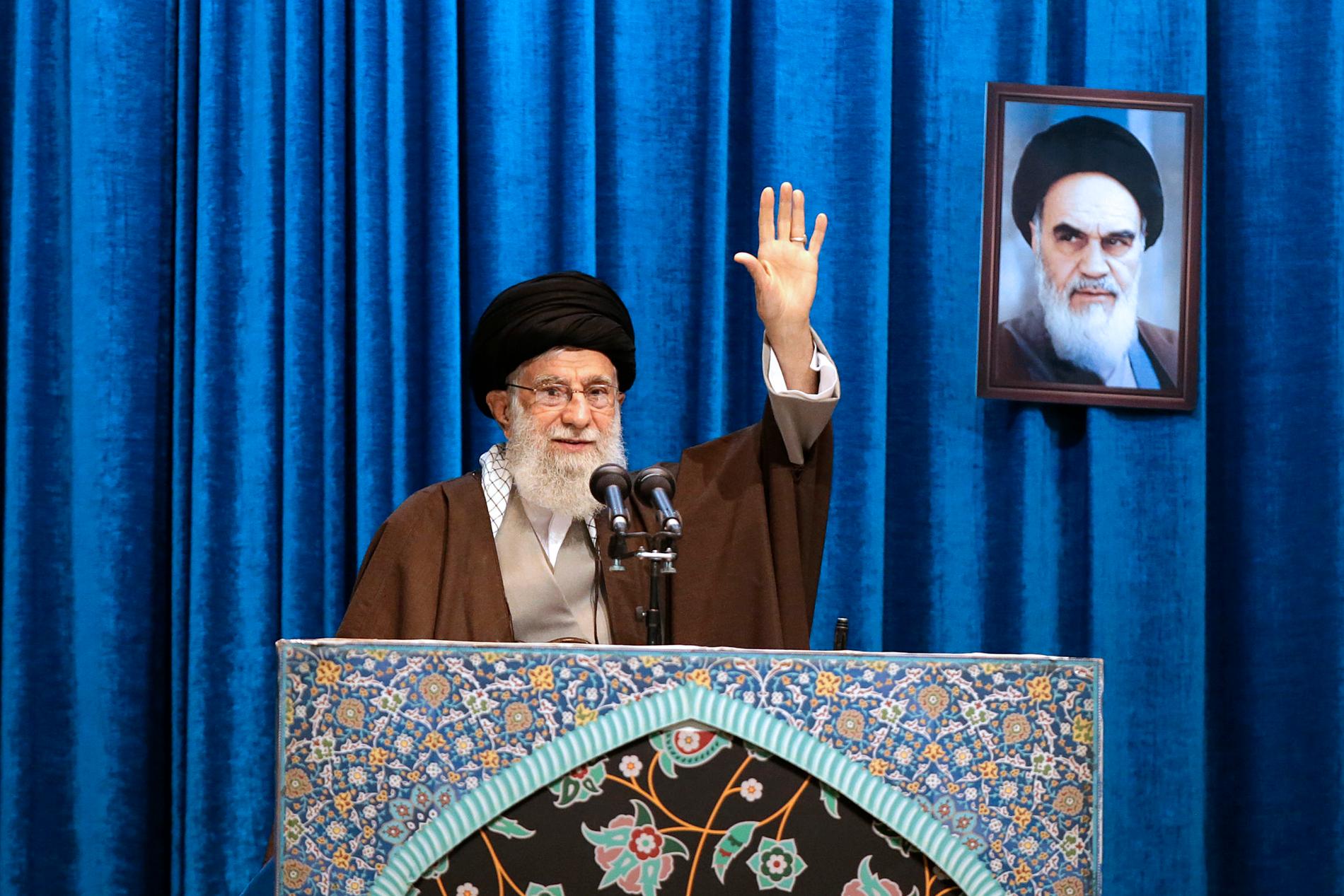 Iran högste ledare ayatolla Ali Khamenei ledde fredagsbönen i Teheran.
