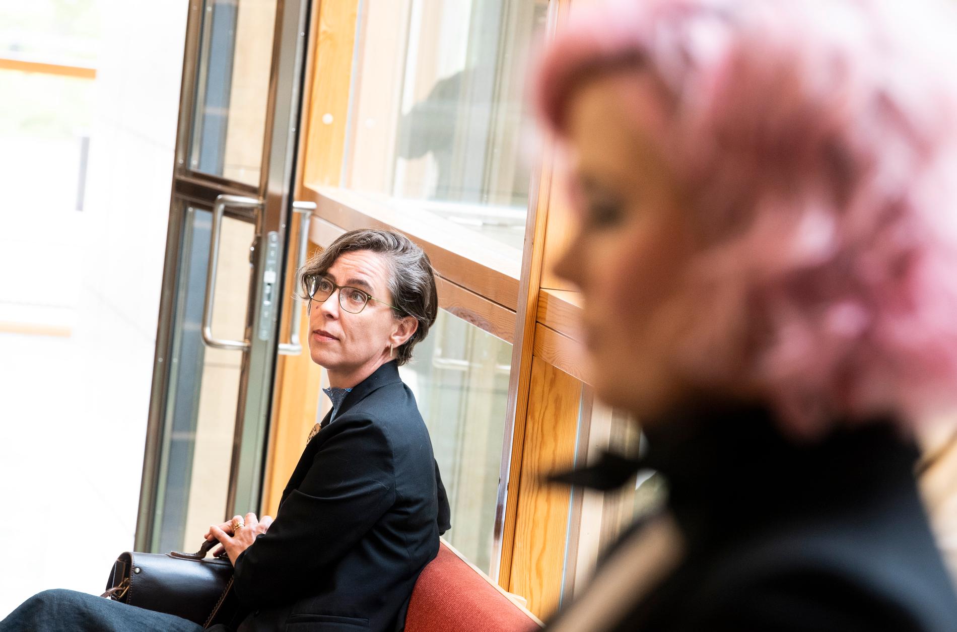 Åklagare Helene Gestrin och Melinda Jacobs utanför säkerhetssalen i Linköpings tingsrätt.