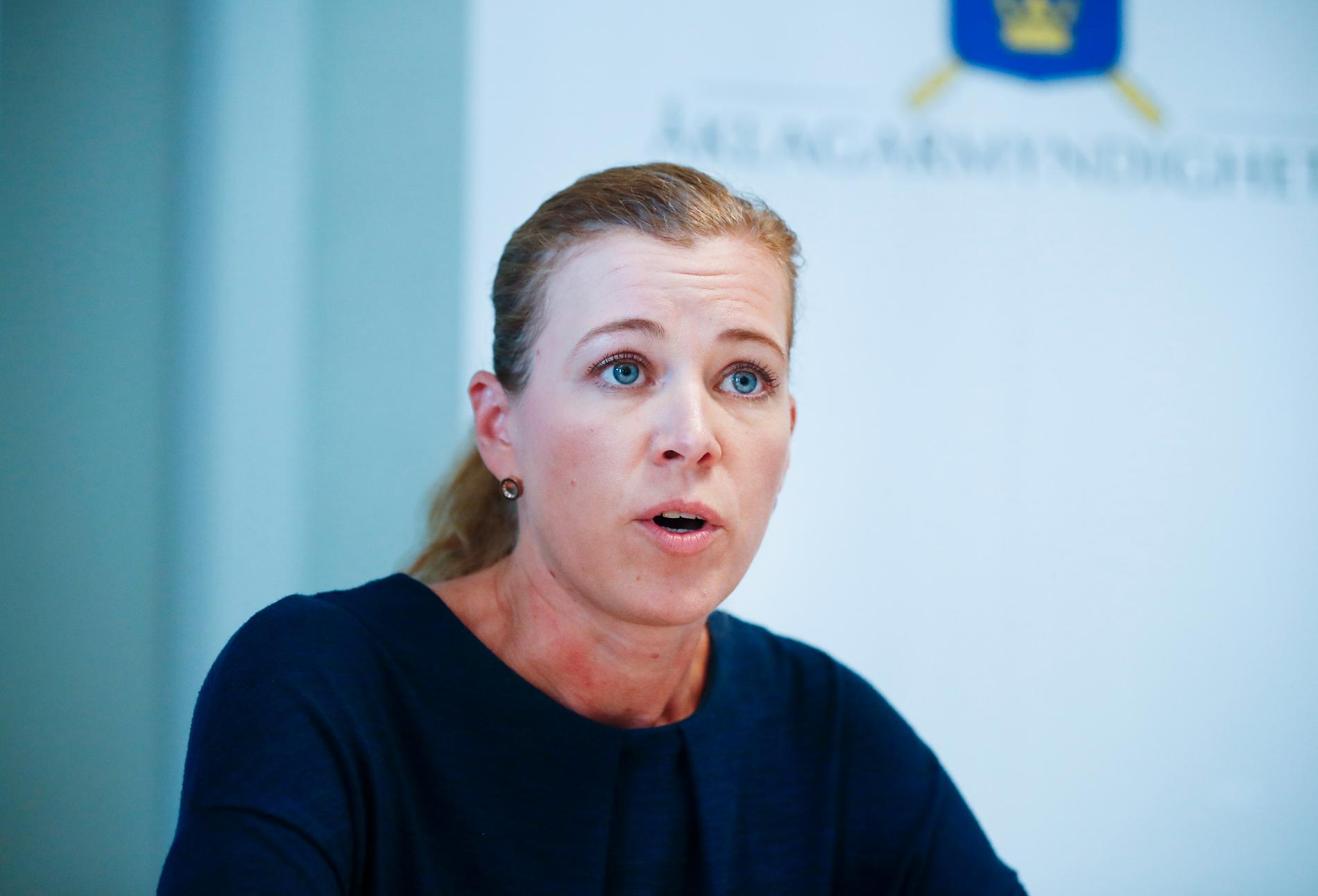 Kammaråklagare Heléne Thomasson vid presskonferensen om mordet på en ung kvinna i Vetlanda.
