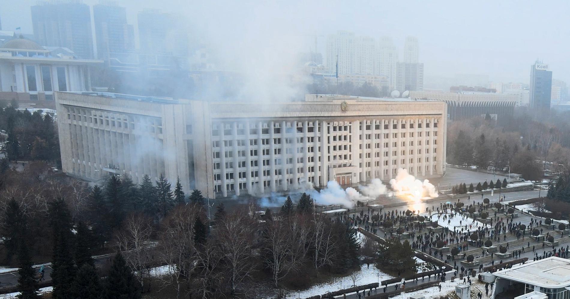 Rök stiger upp från stadshusbyggnaden i Almaty. Nyhetsbyråer i Kazakstan rapporterar att demonstranter brutit sig in till borgmästarens kontor i landets största stad och lågor syns från byggnaden. Enligt den kazakiska nyhetssajten Zakon är demonstranterna beväpnade med klubbor och sköldar.