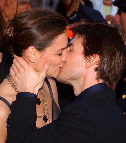 PUSS PÅ RÖDA MATTAN Paret kunde inte hålla händerna från varandra och kysstes gärna framför fotograferna.