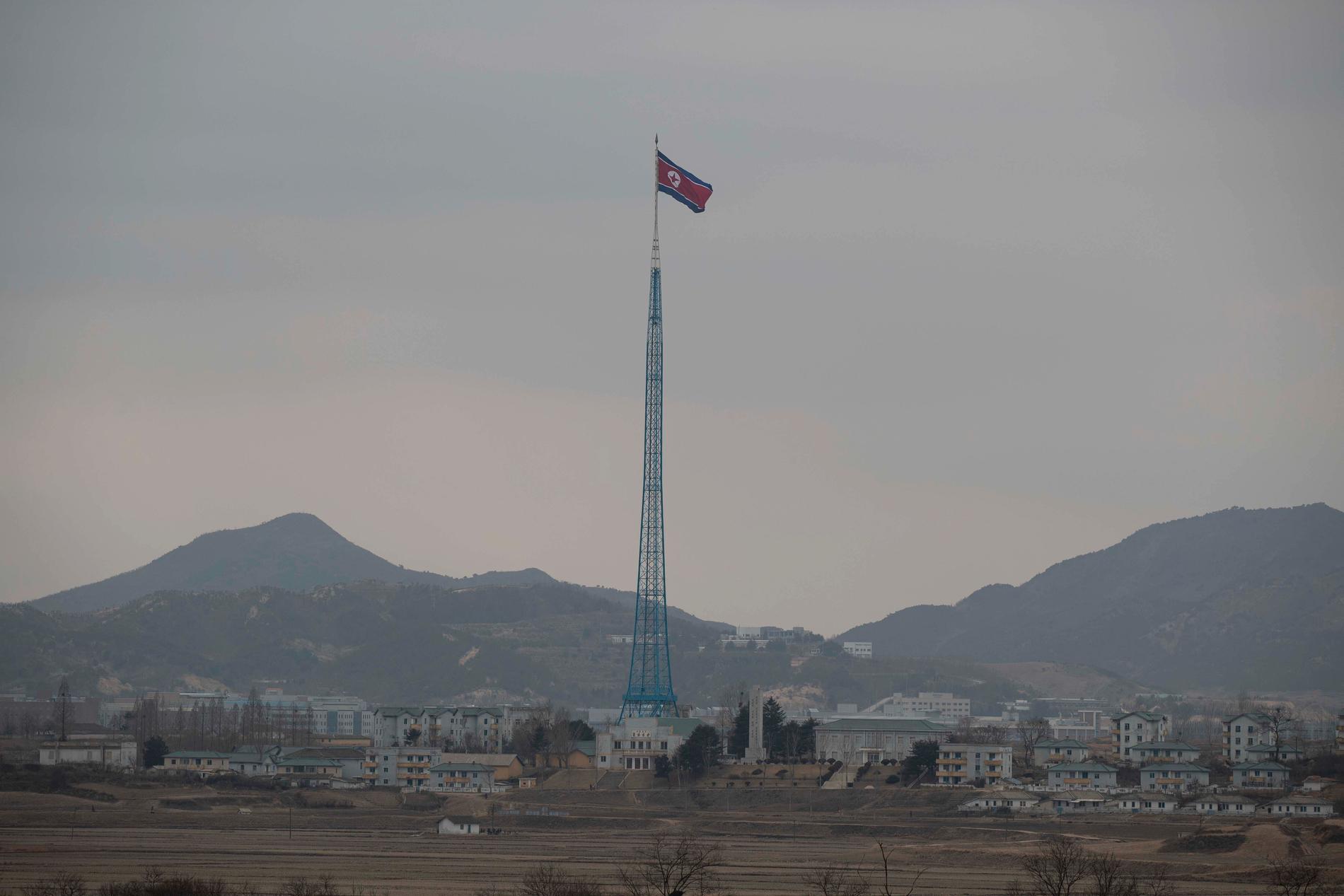 Nordkoreas flagga vajar i byn Guijdong. 