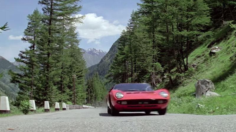 Den klassiska öppningsscenen i filmen 'The Italian job' med en klassisk bil.