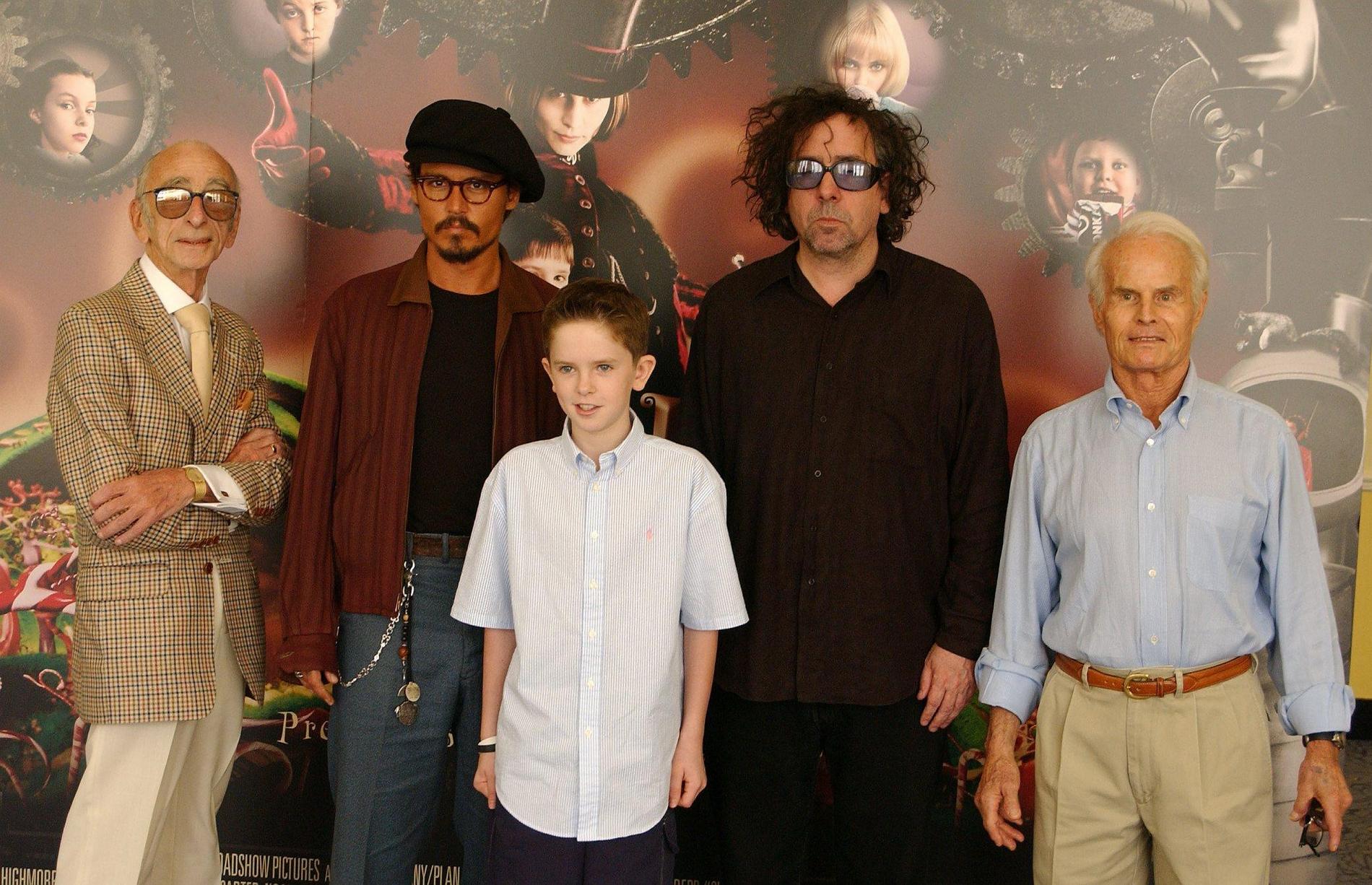 David Kelly, Johnny Depp, Freddie Highmore, regissören Tim Burton och producenten Richard Zanuck gjorde filmen ”Kalle och chokladfabriken” tillsammans.