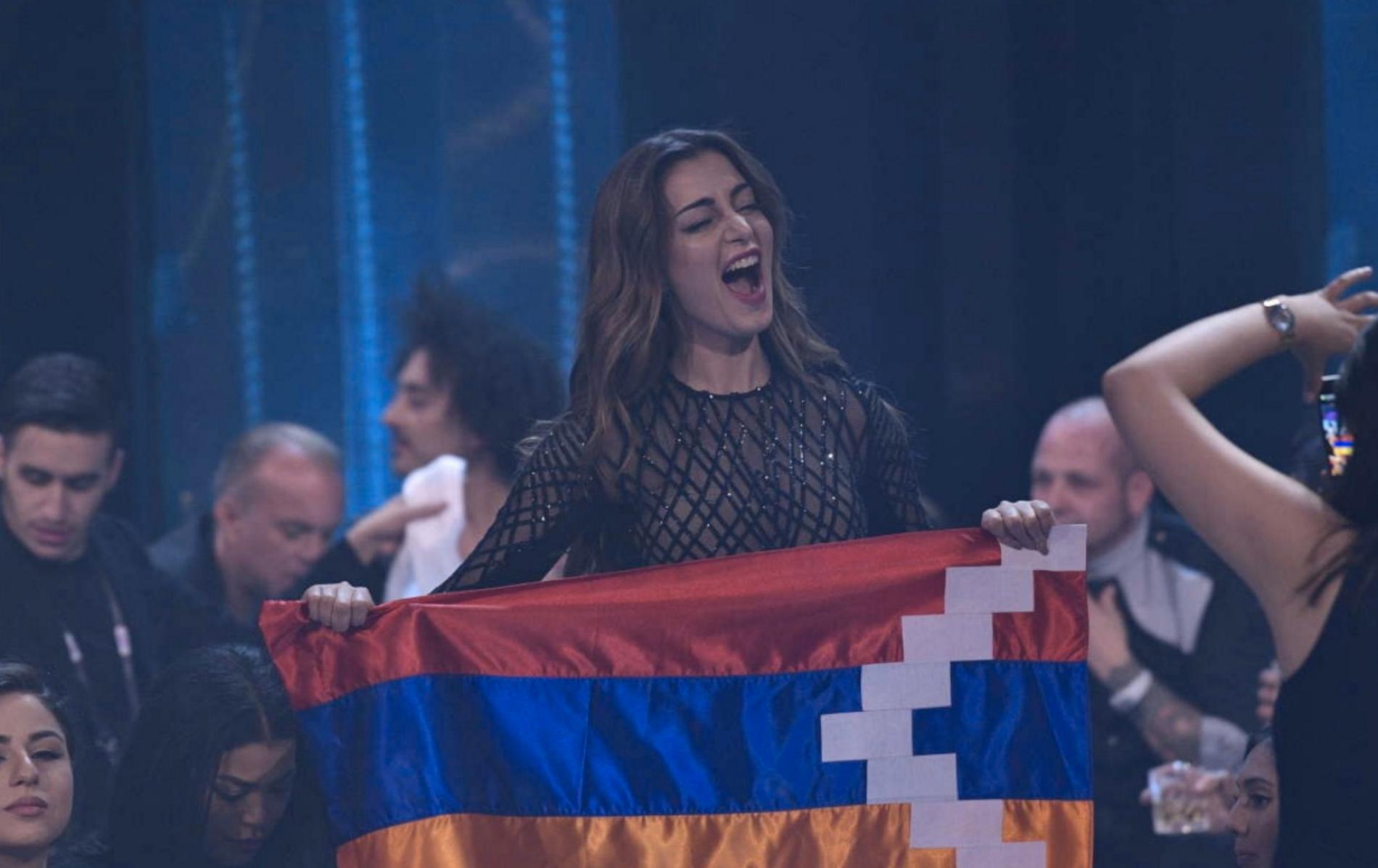 Så startade bråket. I direktsändningen viftade armeniska sångerskan  Iveta Mukuchyan med Nagorno-Karabachs flagga.