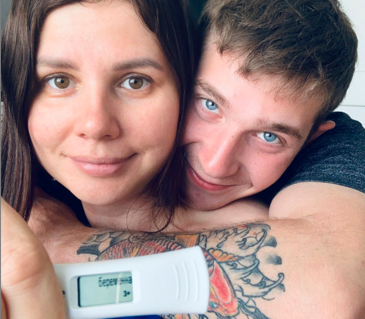Marina Balmasheva och hennes före detta styvson Vladimir ”Vova” Shavyrin visar upp gravidlyckan på Instagram.