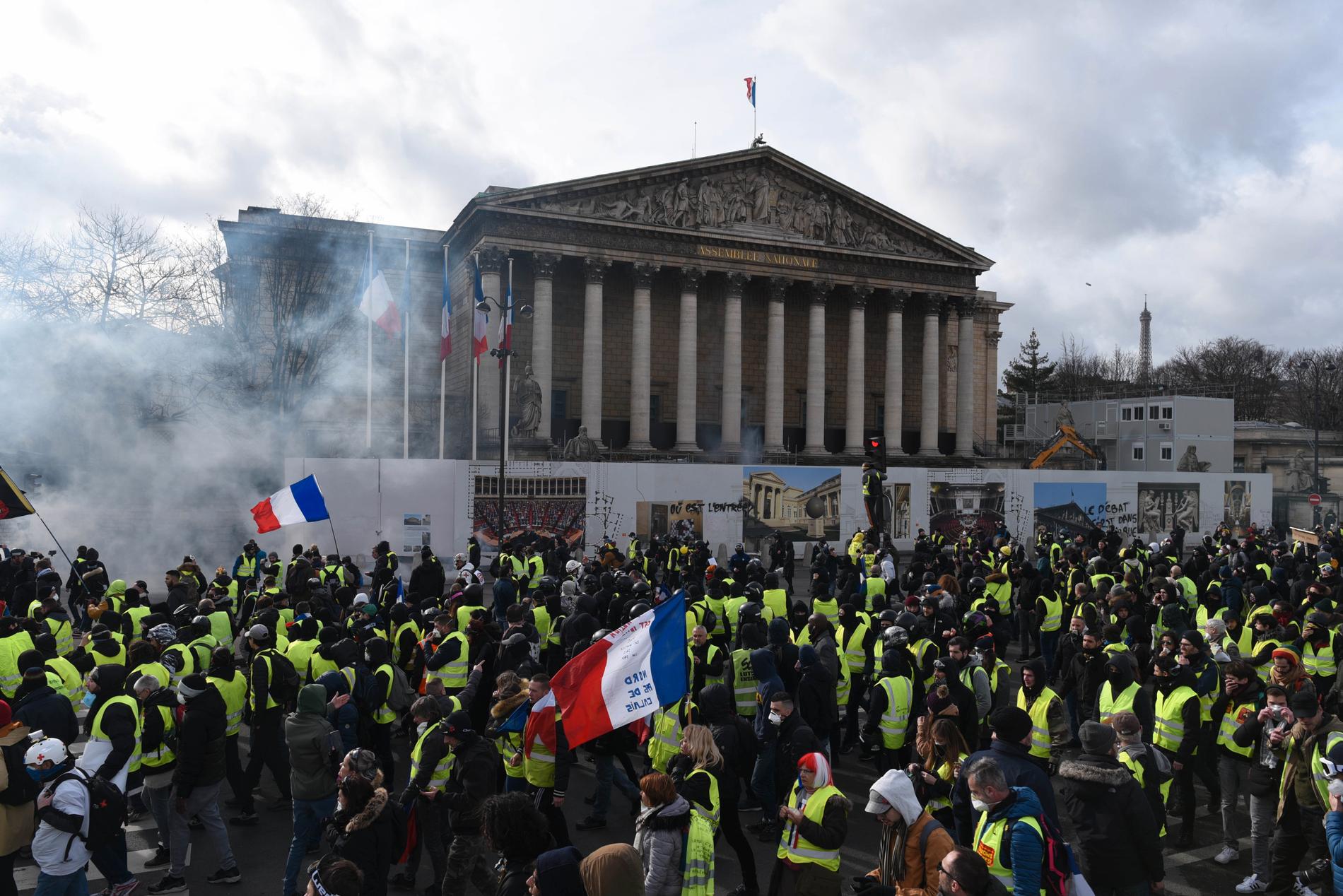 Gula västarna demonstrerar utanför nationalförsamlingen i Paris i februari.