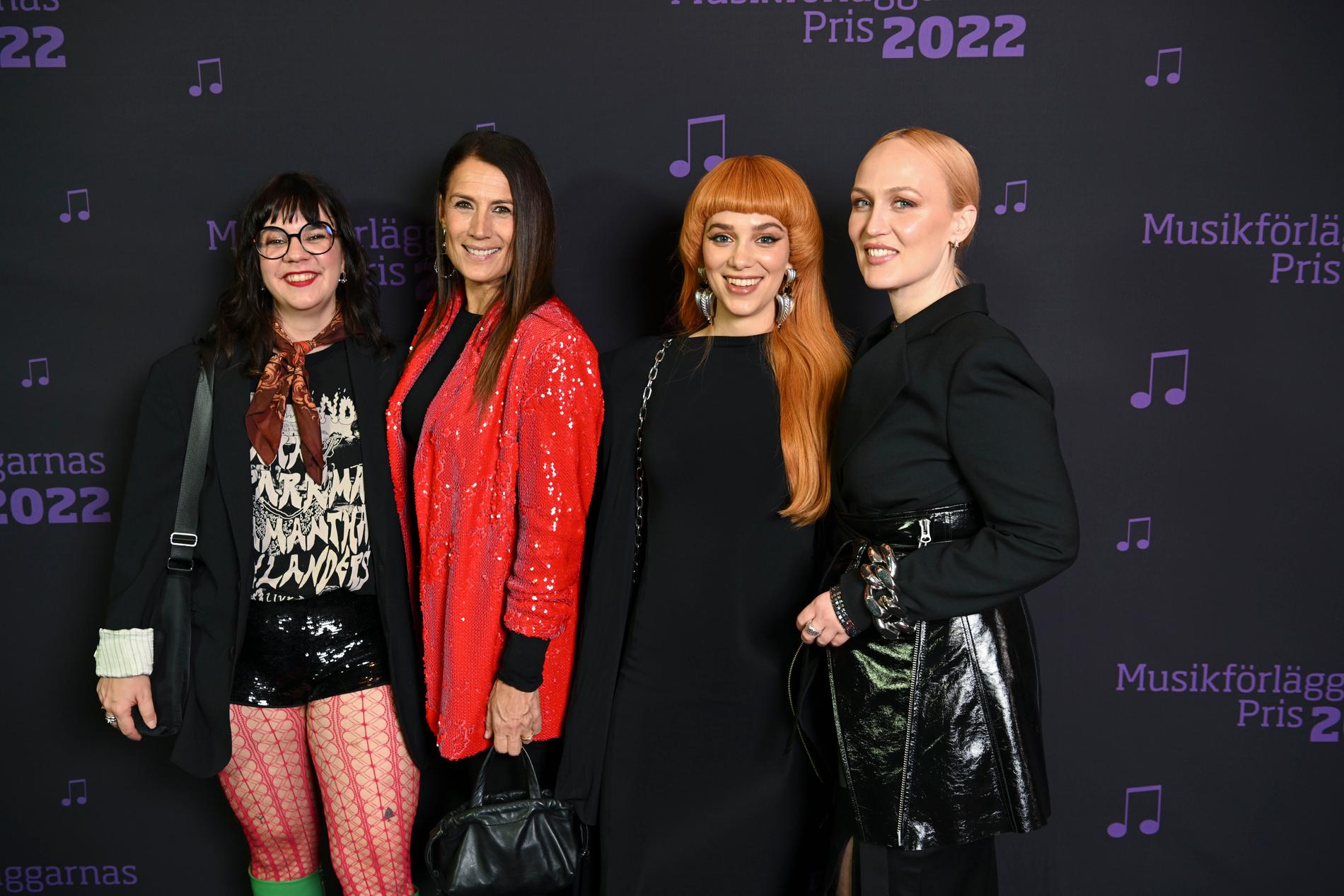 Sara Parkman, Jill Johnsson, Agnes Carlsson och Lisa Brolander / Moonica Mac, på röda mattan innan prisutdelning och gala av Musikförläggarnas pris på Grand Hôtel i Stockholm 2022. 