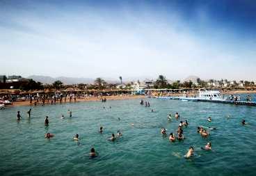 Naama Bay är den finaste stranden i Sharm el-Sheikh. Här är det kul att snorkla. Men se upp för de hala korallerna.