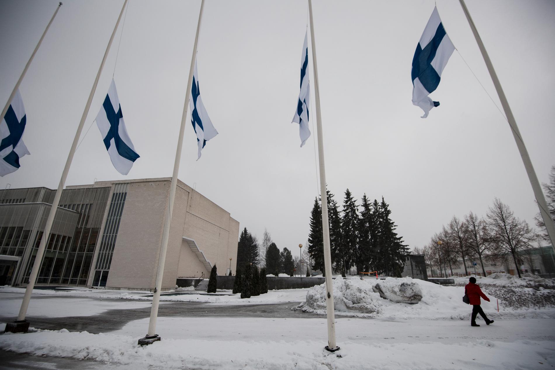 Finska flaggan på halv stång utanför kommunhuset.