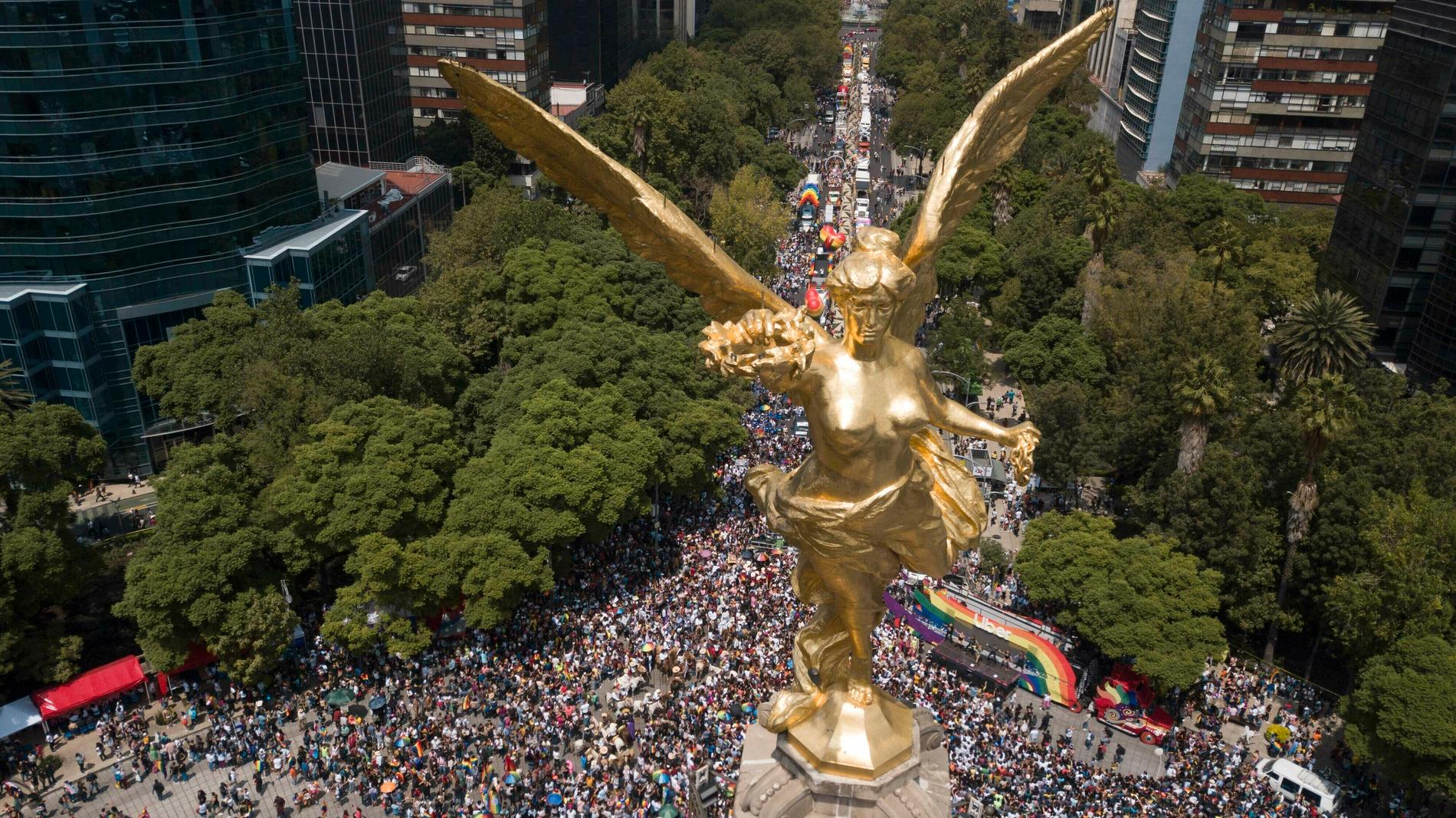 El Ángel de la Independencia (Självständighetsängeln) vakar över Pride-paraden i Mexikos huvudstad.