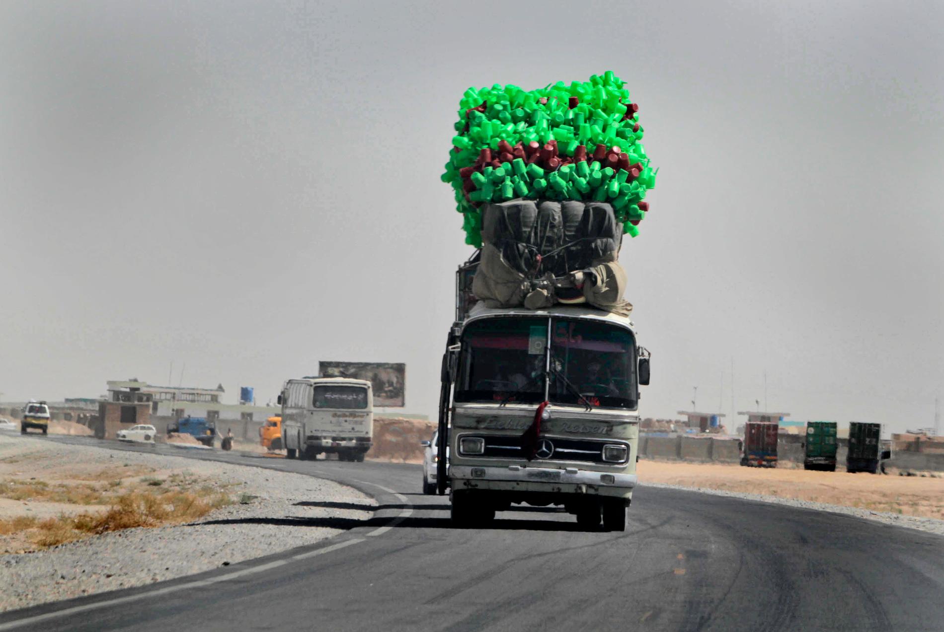 En fullastad buss på väg mot Kandahar i Afghanistan.