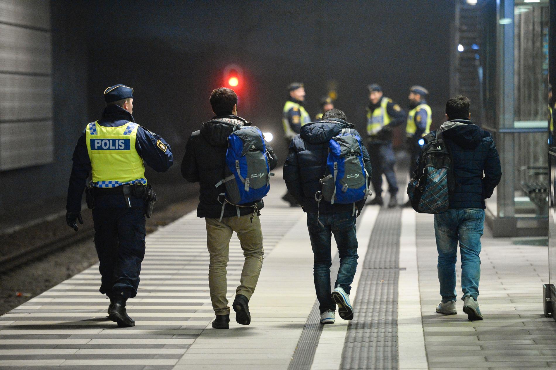 Merparten av de ensamkommande flyktingbarnen kom under den stora flyktingvågen hösten 2015. På bilden eskorterar polis asylsökande från ett Öresundståg som stannat vid Hyllie station utanför Malmö efter genomförd gränskontroll.