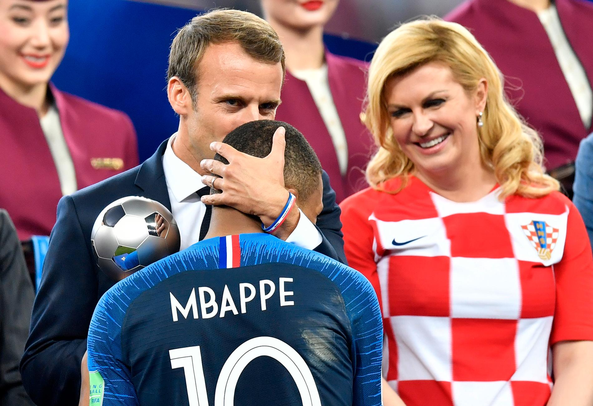 Frankrikes president Emmanuel Macron pussar Kylian Mbappe i pannan efter VM-guldet.