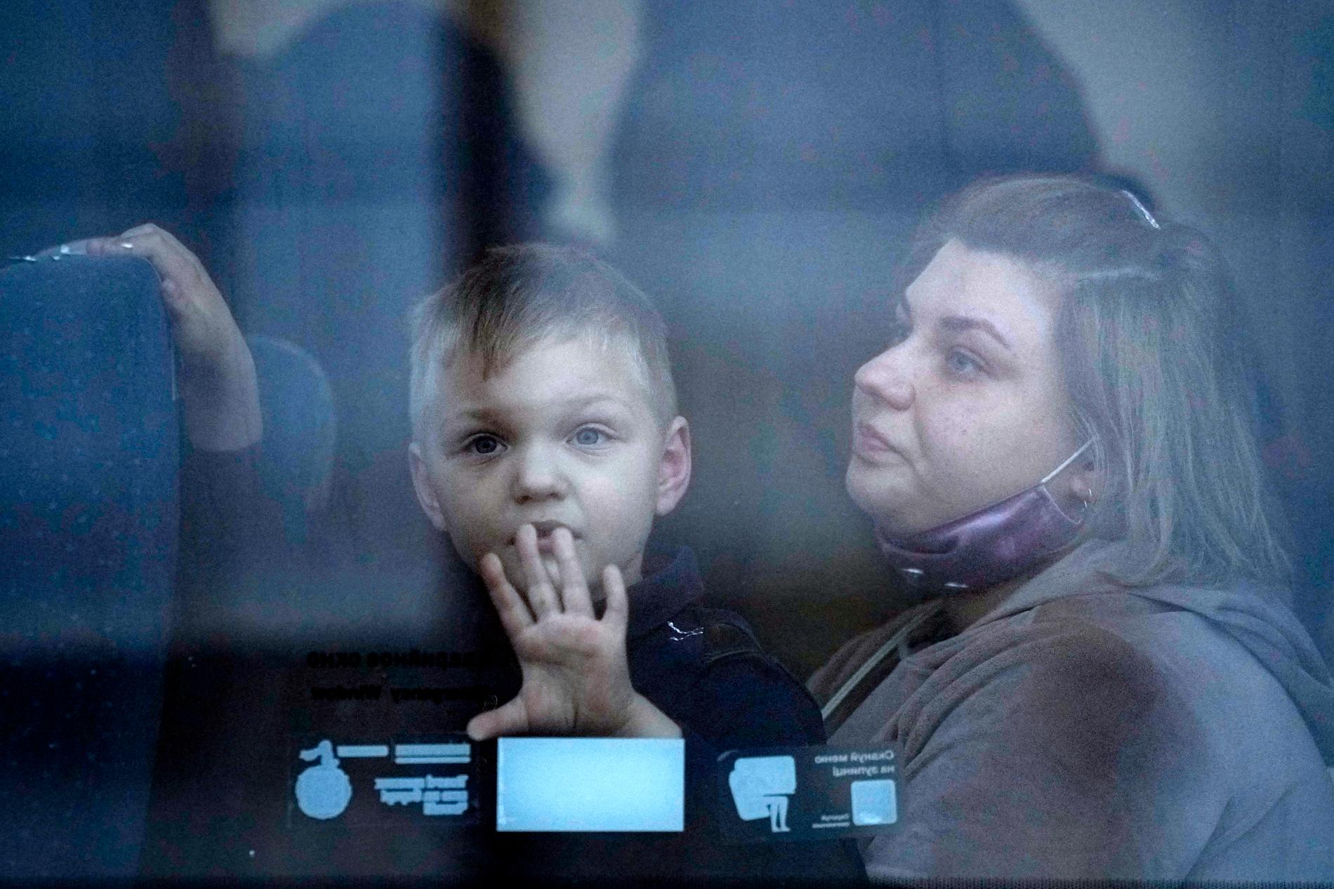 En kvinna med sitt barn syns på ett tåg i Kramatorsk. östra Ukraina. 