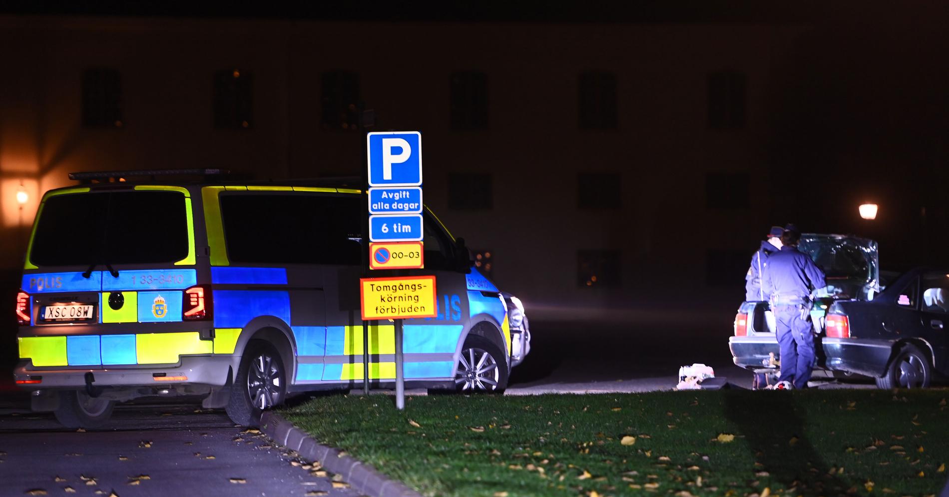 Polisen har en insats på Färingsö efter att en man blivit skjuten.
