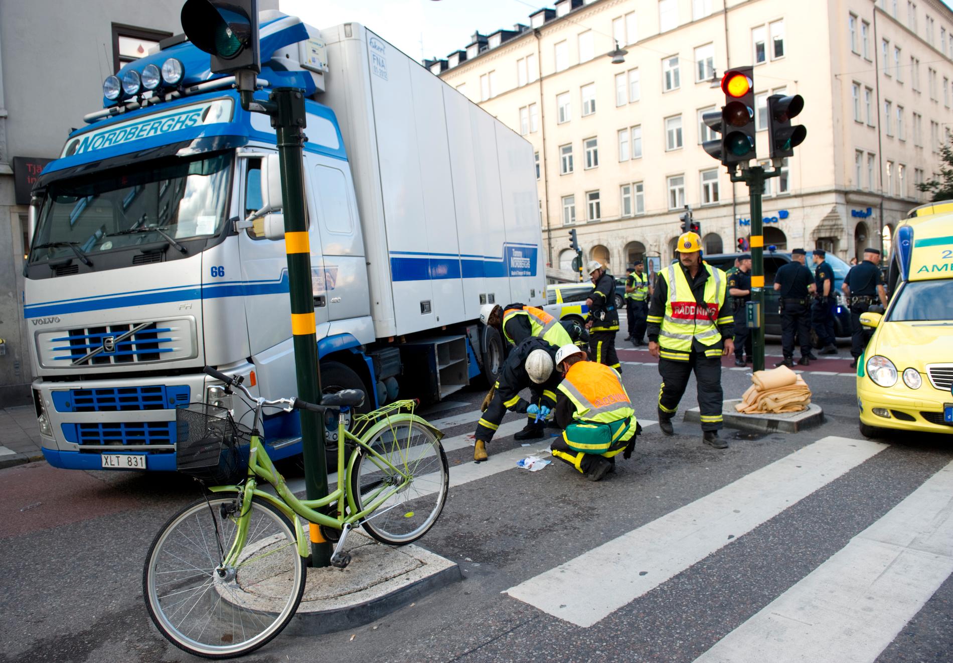 Arkivbild. Allvarlig cykelolycka i korsningen S:t Eriksgatan - Fleminggatan, där det finns cykelbana. En cyklist fastnade under lastbilen. 