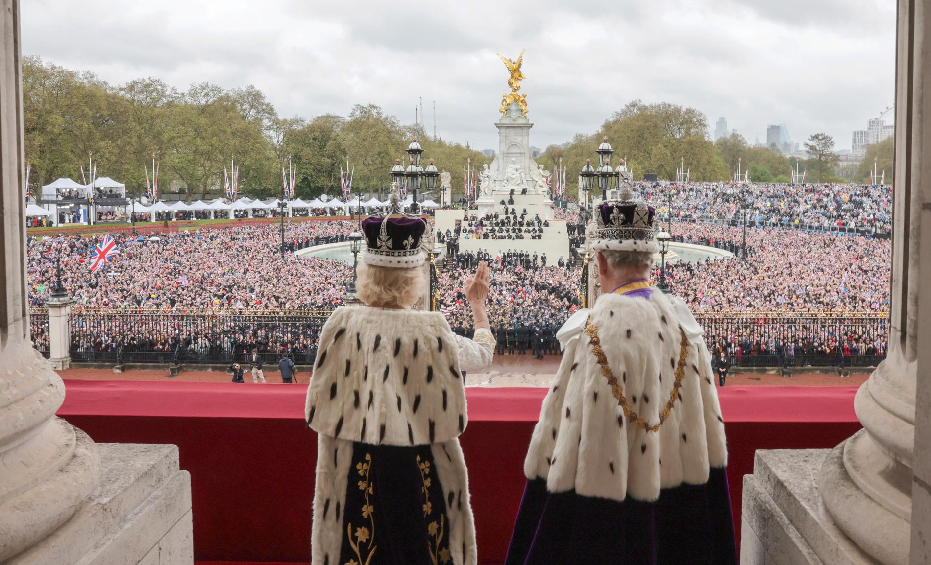 Det nykrönta kungaparet vinkar till folket från balkongen på Buckingham Palace. 