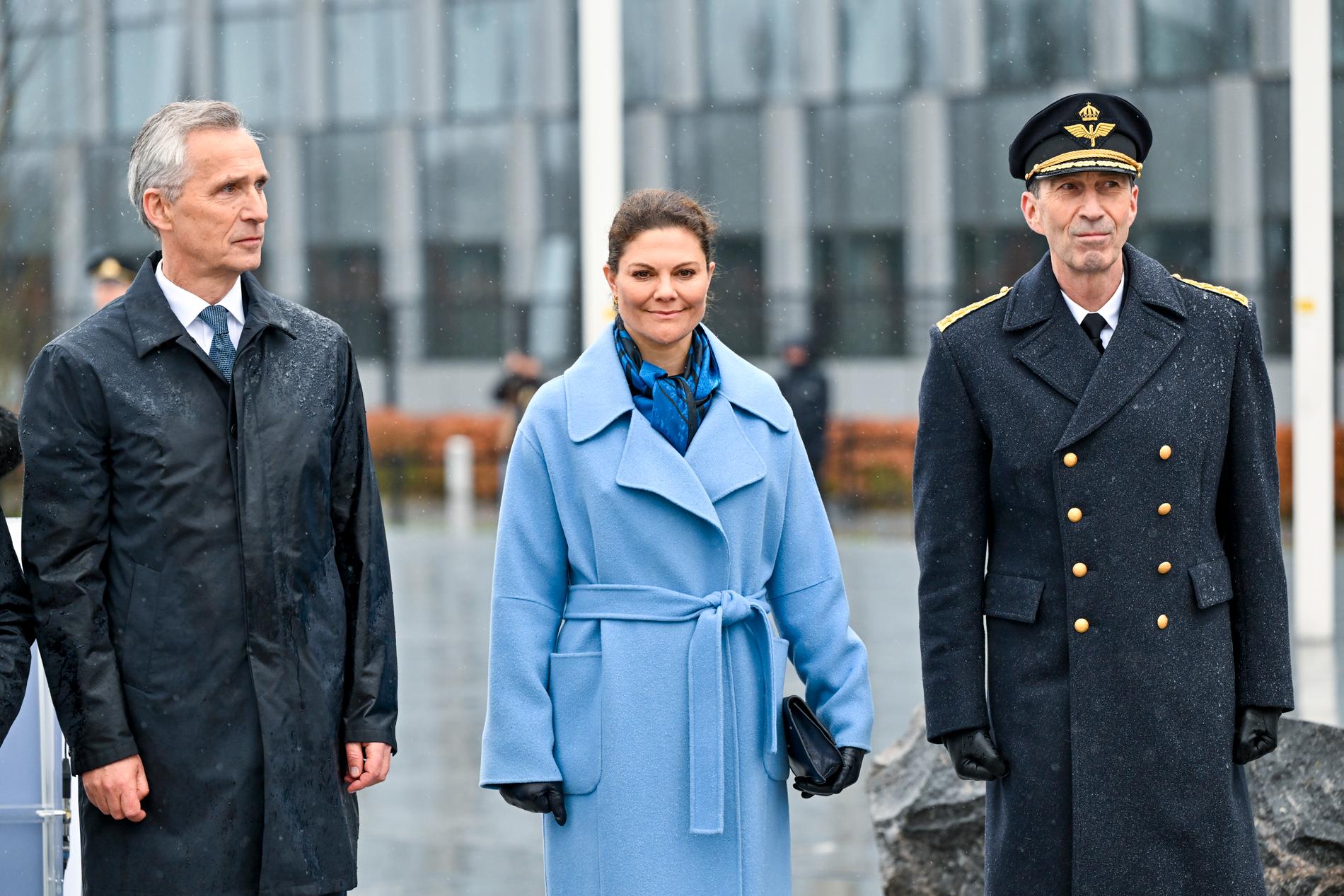 Natos generalsekreterare Jens Stoltenberg, kronprinsessan Victoria och ÖB Micael Bydén deltar när Sveriges flagga hissas på Natos högkvarter i Bryssel.
