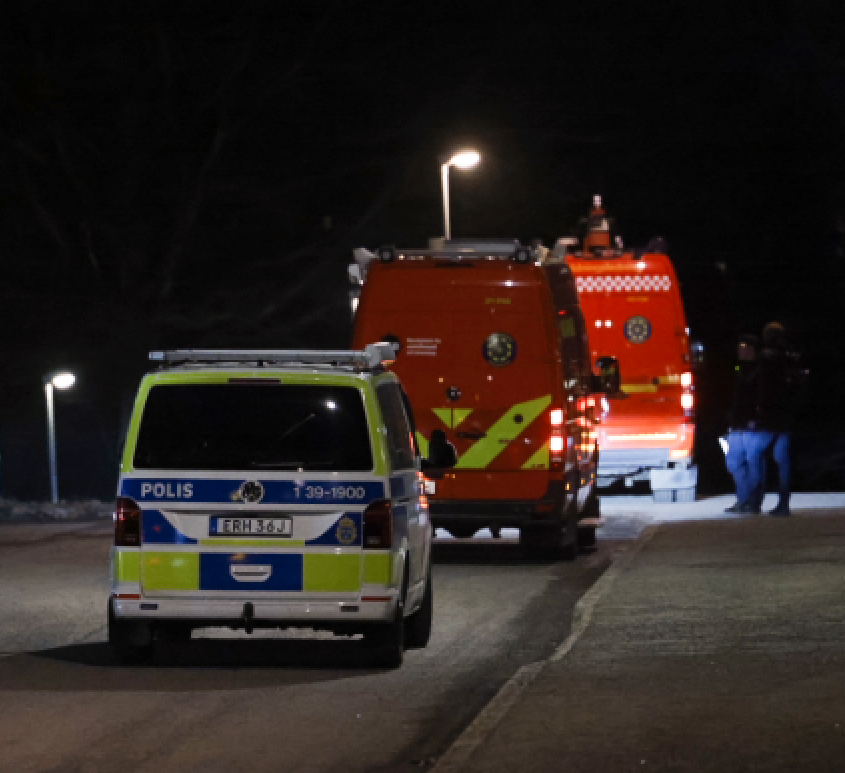 Polis och räddningstjänst är just nu på plats i Solna för att stötta tullen.