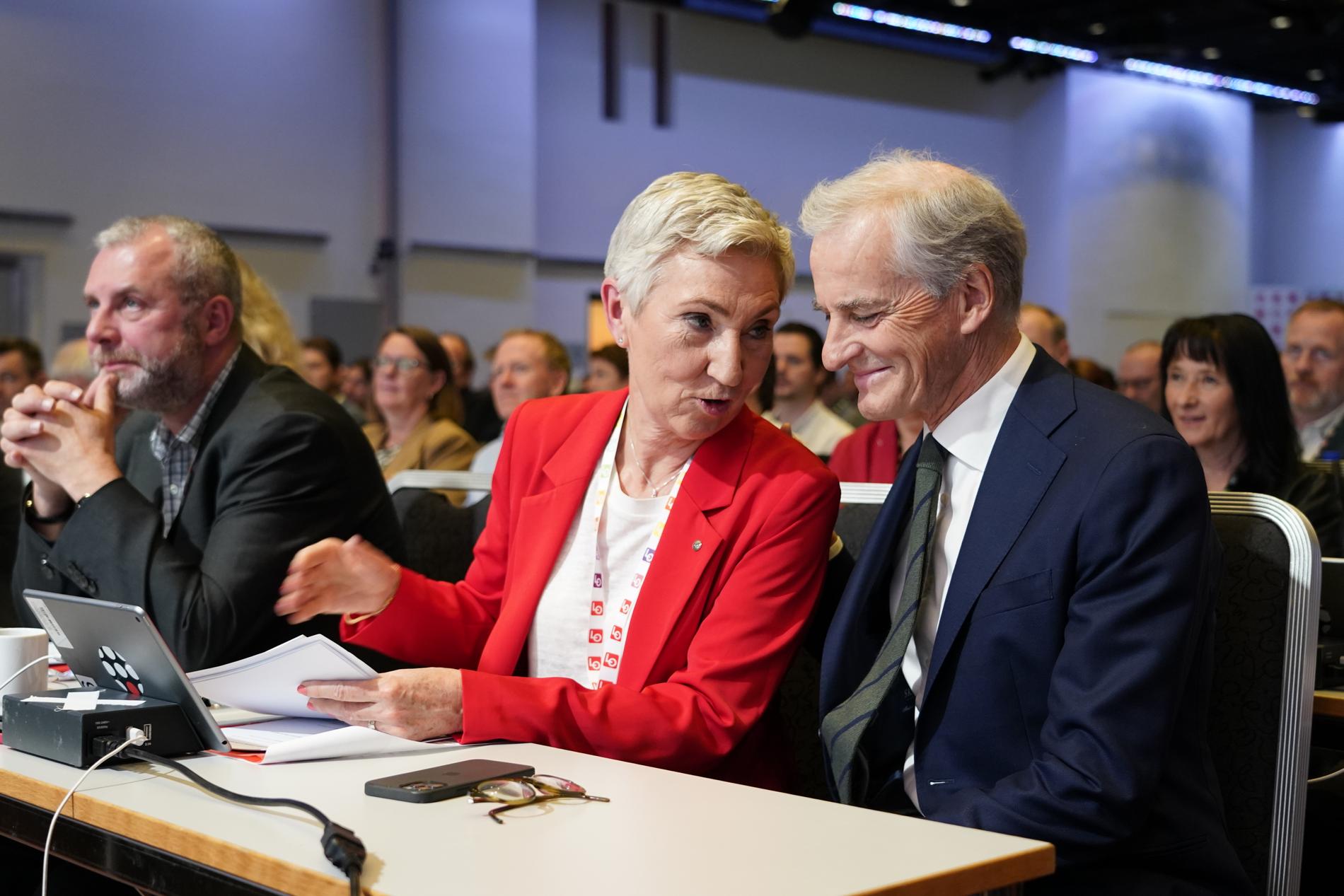 Statsminister Jonas Gahr Støre (Arbeiderpartiet) i samspråk med LO:s ordförande Peggy Hessen Følsvik på måndagens LO-kongress. Där uppmanade hon honom att släppa in vänsterpartiet SV i regeringen.