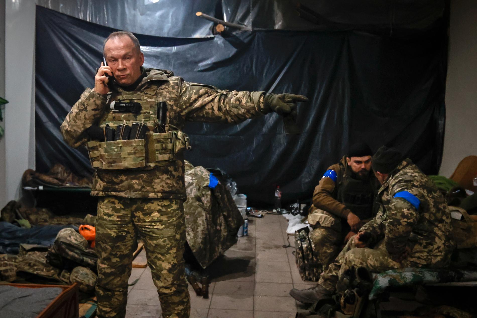  Oleksandr Syrsky, ukrainsk generalöverste och Ukrainas högst uppsatta militär, dirigerar styrkorna från fronten. 