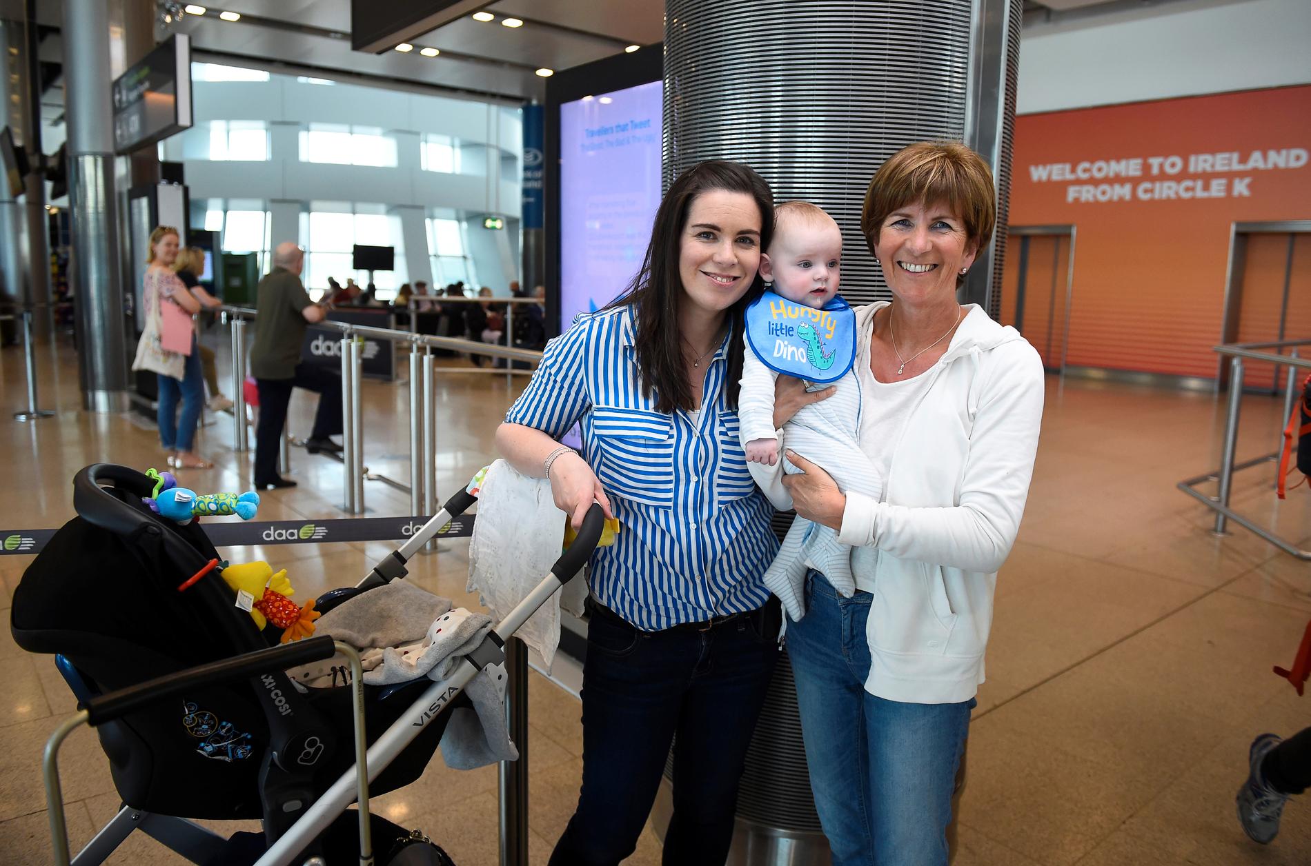 Lorraine Curtin med sonen Cillian Curtin, 5 månader, och Petrina Conmee anländer till Dublins flygplats från Portugal. 