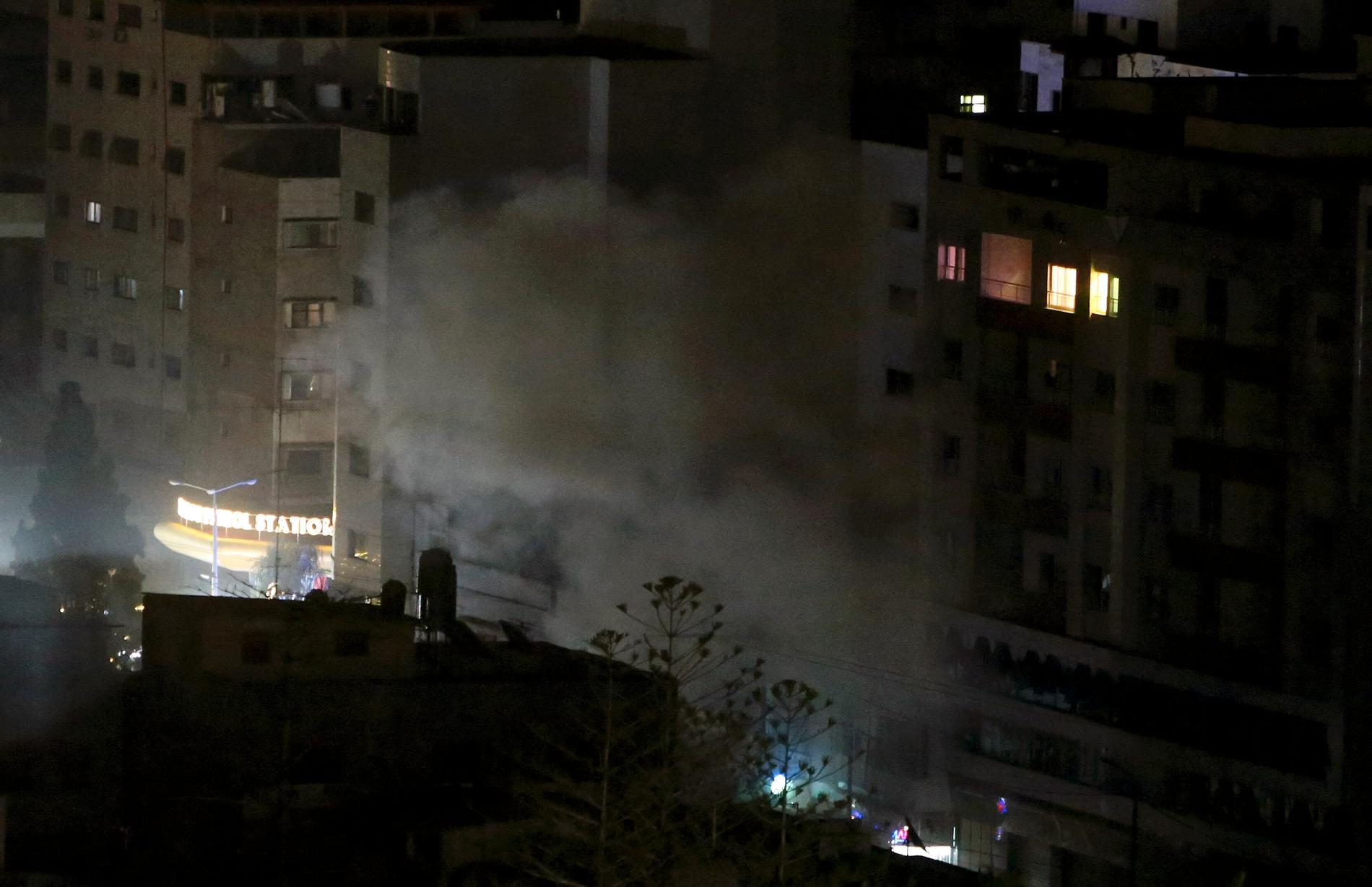 Rök stiger från en byggnad som huserar ett Hamaskopplat försäkringsbolag i staden Gaza, efter israeliska luftanfall.