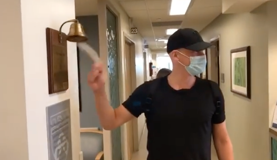 Oskar Lindblom ringer i klockan på sjukhuset som symboliserar att hans cancerbehandling är över. 