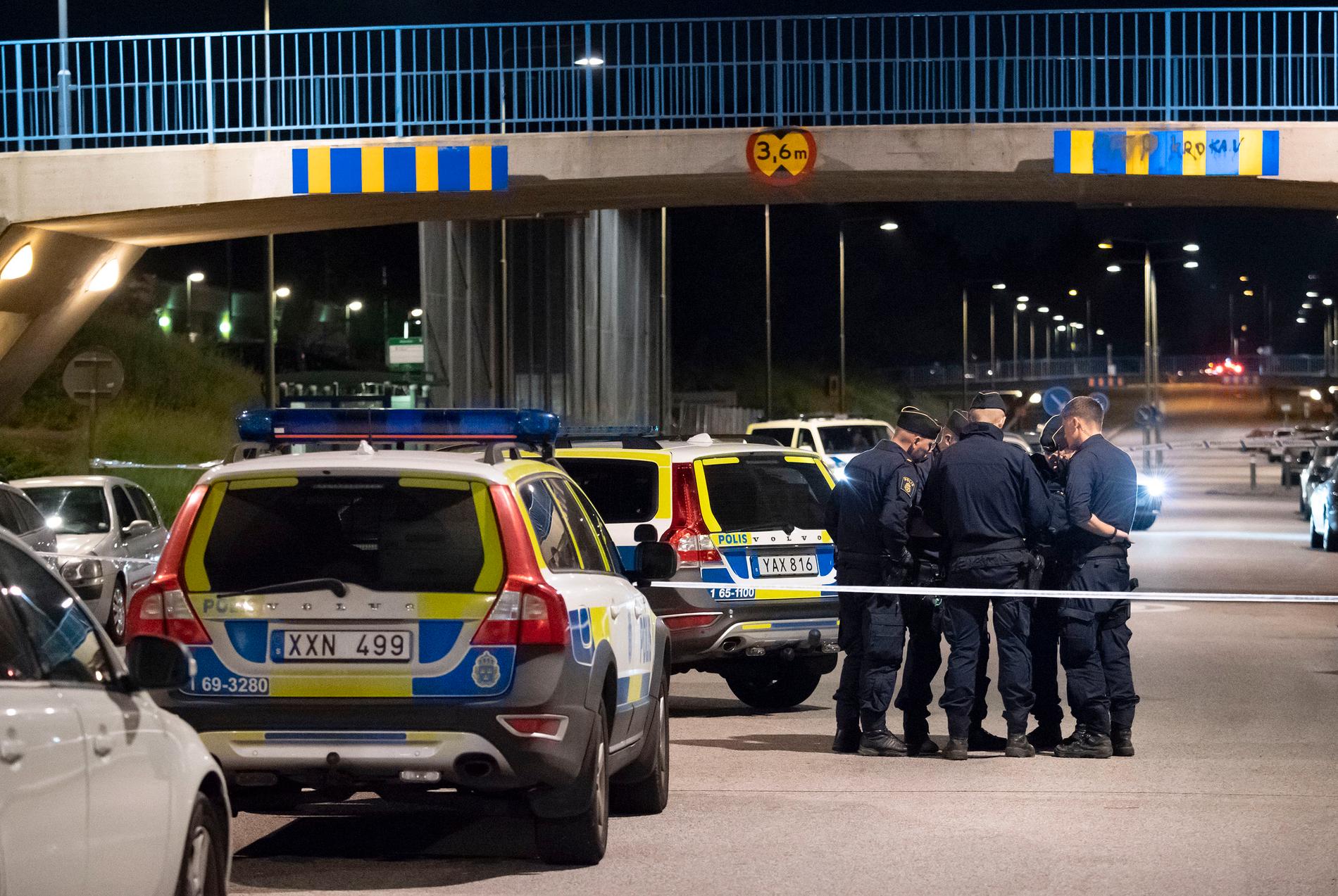 Polis och kriminaltekniker på plats på en gångbana utmed Hyllievångsvägen på Kroksbäck i Malmö efter en skottlossning natten till måndagen. Polisen meddelade vid 02-tiden på måndagsmorgonen att en person avlidit dog av sina skador efter skottlossningen. 