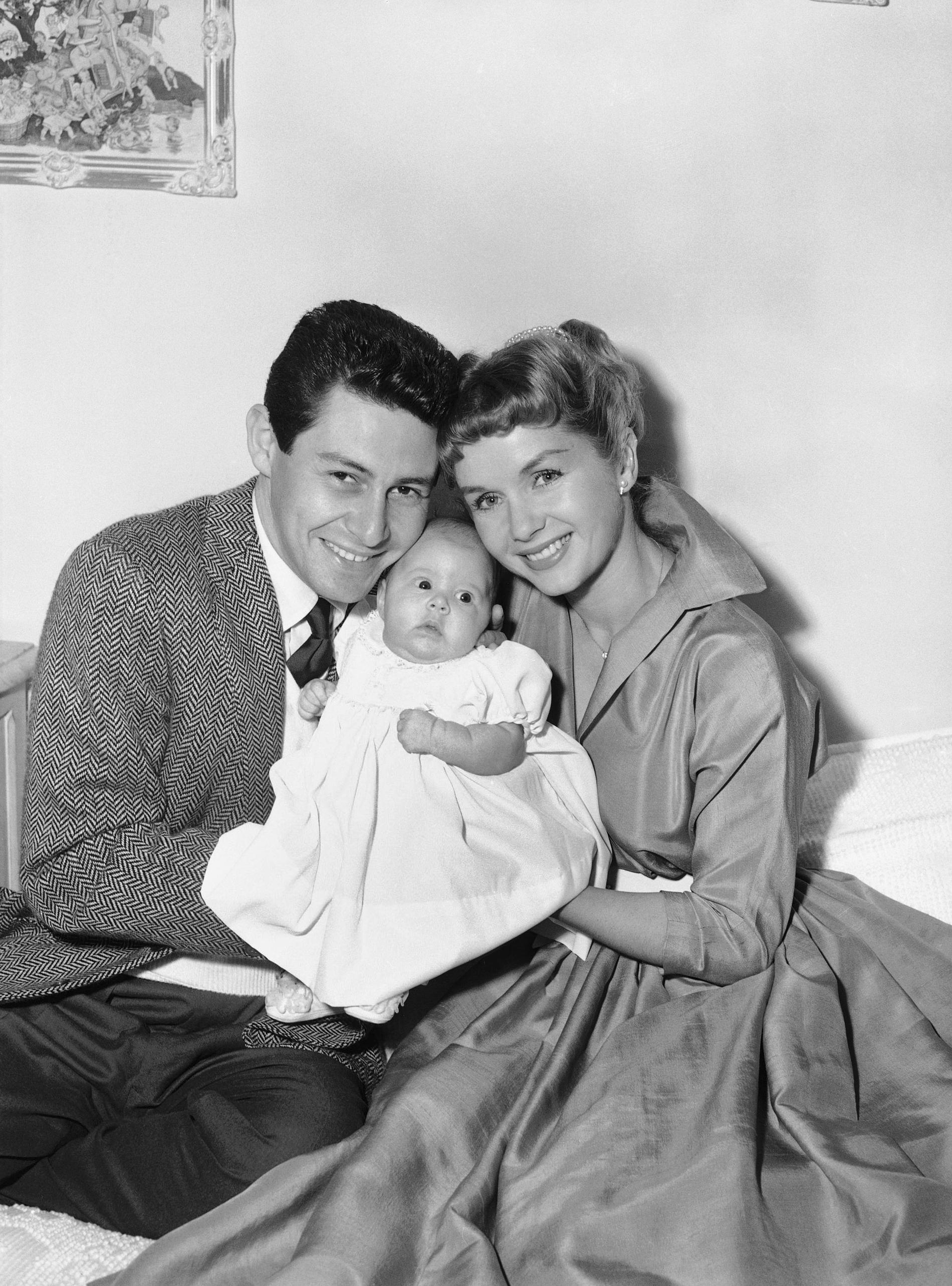 Föräldrarna Eddie Fisher och Debbie Reynolds med nyfödd Carrie Fisher 1957.