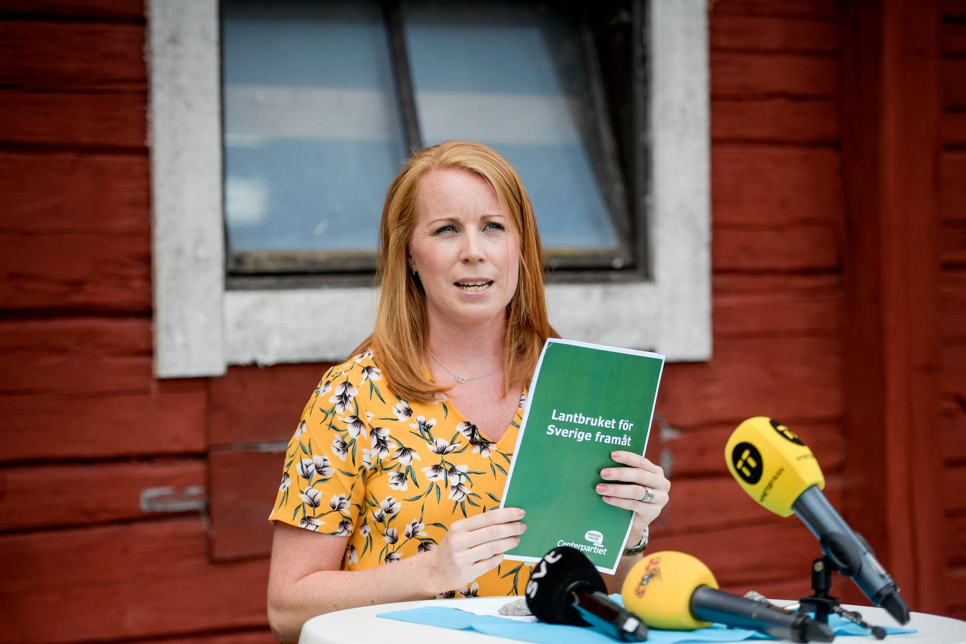 C-ledaren Annie Lööf håller pressträff på Tarby gård i Vallentuna norr om Stockholm med anledning av torkan.