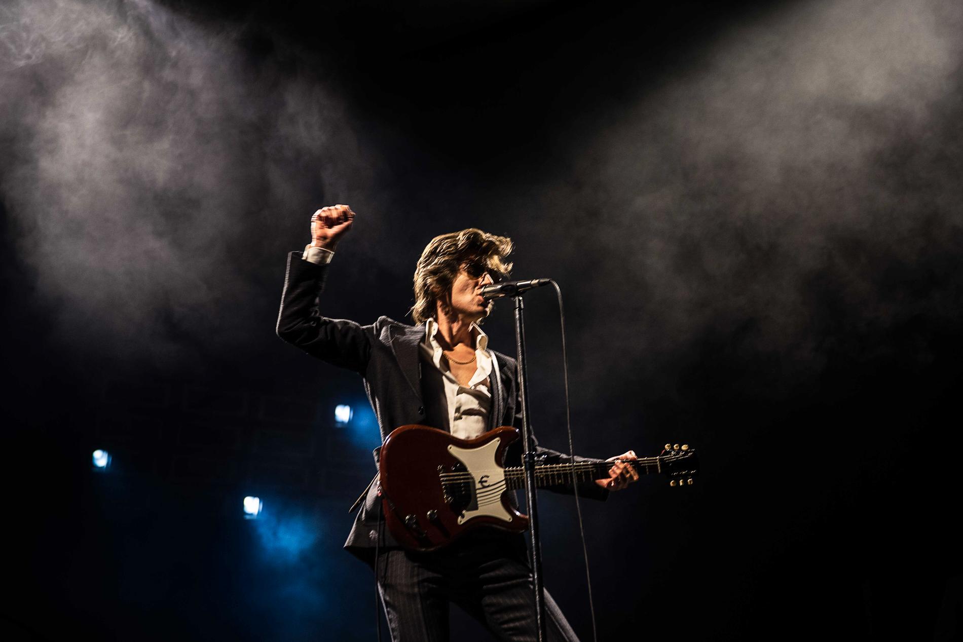 Alex Turner i Arctic Monkeys har den lyskraft som varje klassiskt popband behöver. 