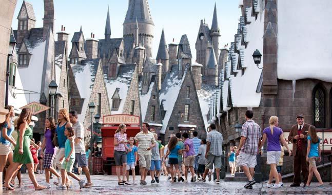 I The Wizarding World of Harry Potter kan du bland annat besöka Hogsmeade.