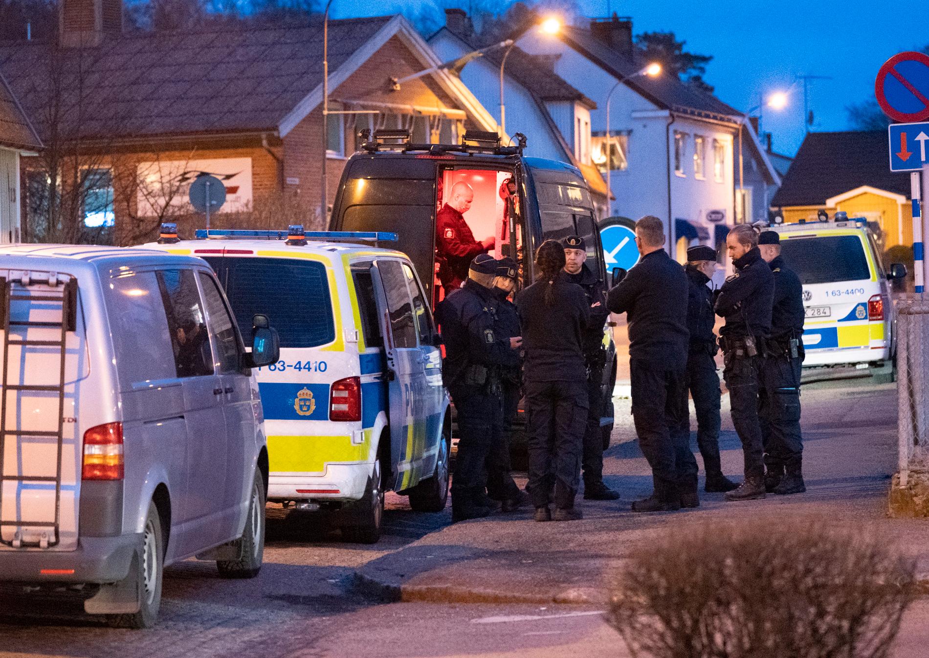 Poliser samt bomb- och kriminaltekniker på plats i centrala Örkelljunga på lördagen.