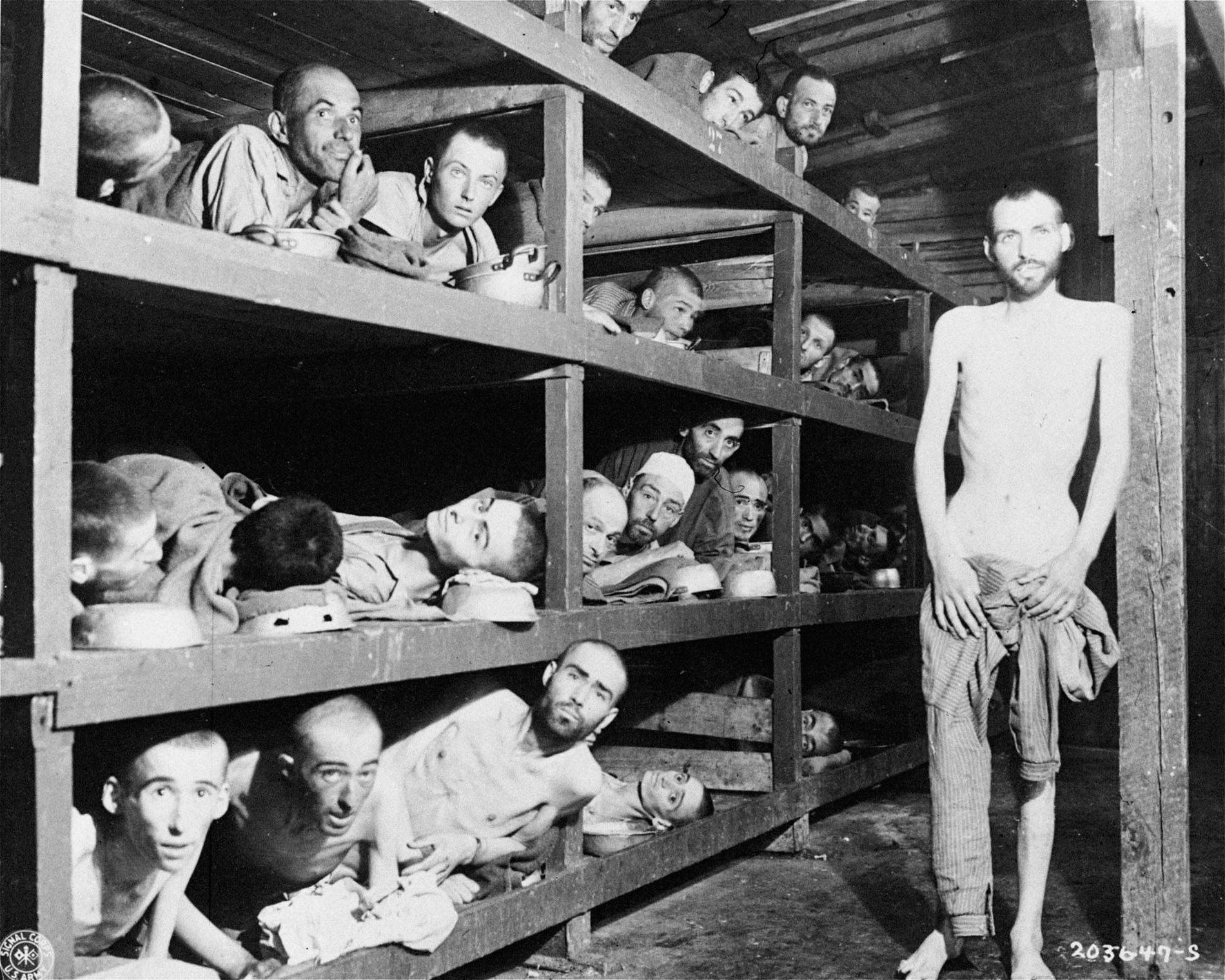Hon hävdade fram till sin död att hon inte kände till nazisternas dödsläger där miljoner människor mördades. Bilden visar fångar i koncentrationslägret Buchenwald.